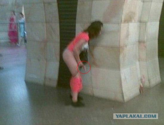 Девушка без комплексов в метро