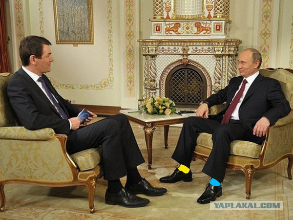 В Москве на высотном здании повесили флаг Украины