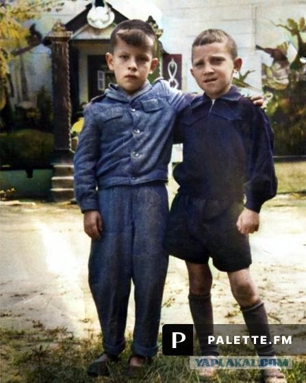 Владимиp Выcоцкий с дрyгом, 1947г.
