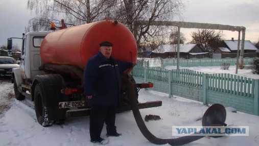 Вход в офис РКН в Москве заблокировали велосипедным замком
