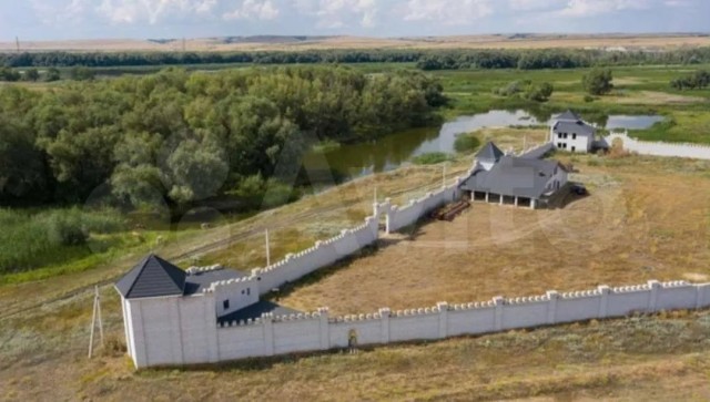 Под Волгоградом продают замок — личную крепость с башнями для лучников выставили за ₽40 млн.