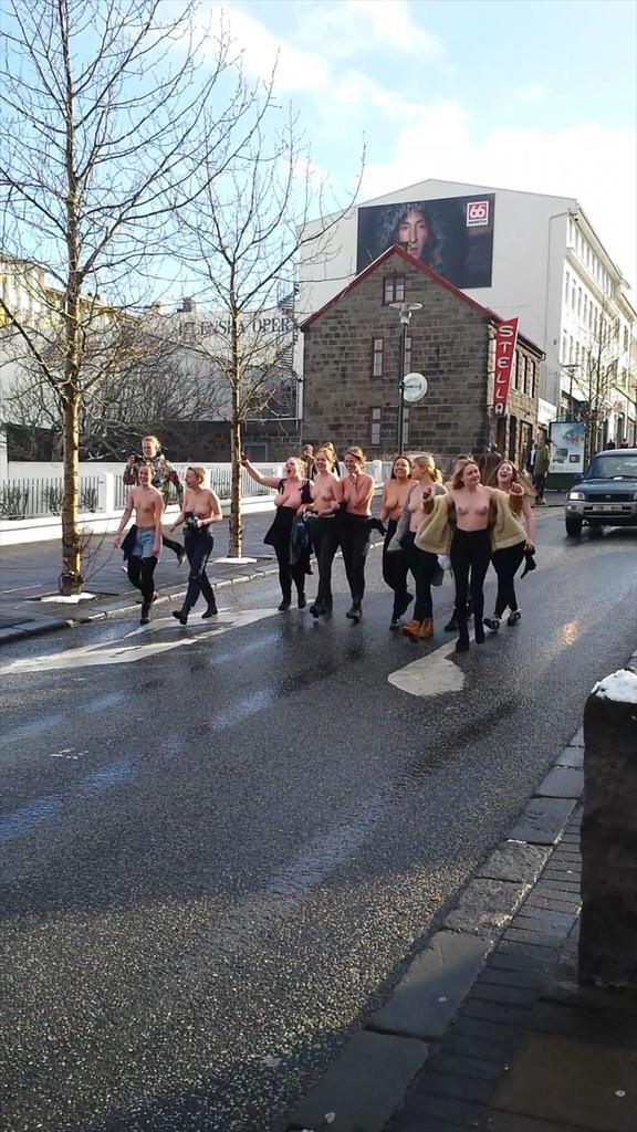 Девушки в Исландии оголяют грудь и соски.