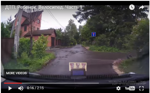 Дети-гонщики на велосипедах влетают в капот машины