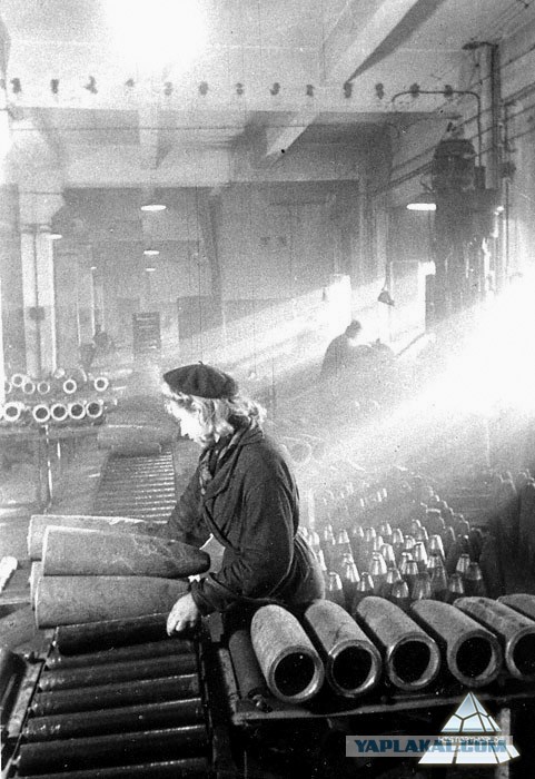 Трудовой фронт. Женщины в заводских цехах.