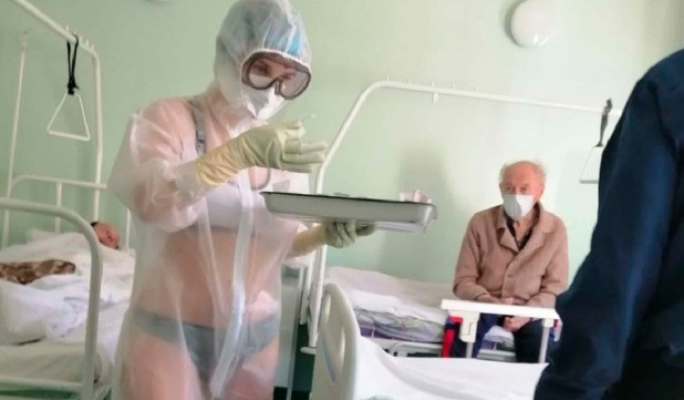 Девушка смутила пользователей Сети полупрозрачным бельём, которое лучше оставить для самой жаркой ночи