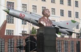 Памятник в городском парке г. Истра