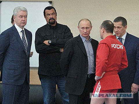 Стивен Сигал - о том, кто стоит за событиями