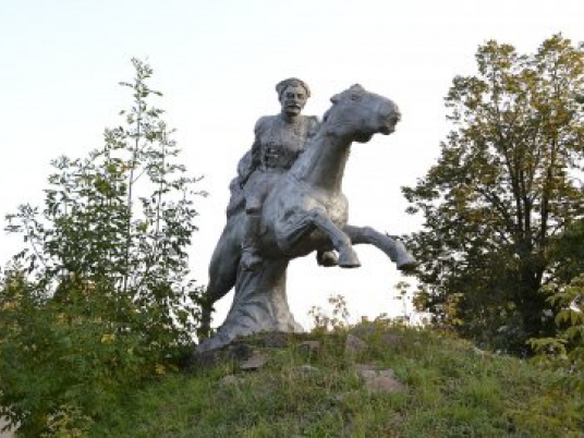 В Харькове снесли памятник дружбе Украины и России