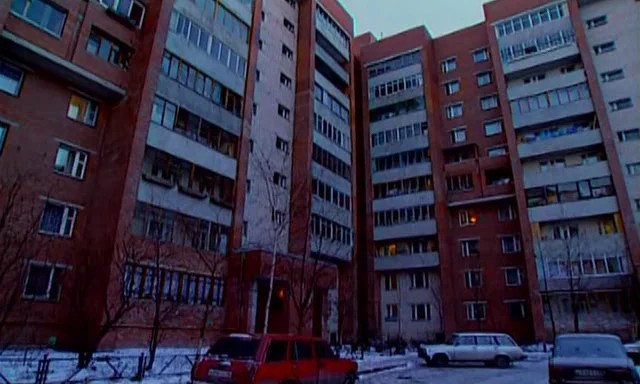 1 января 2021 года. Оренбург. Две красотки в новогодних ушках борются с дворовой ёлкой