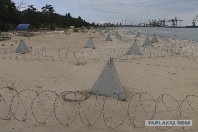 Тем временем на пляже в Мариуполе