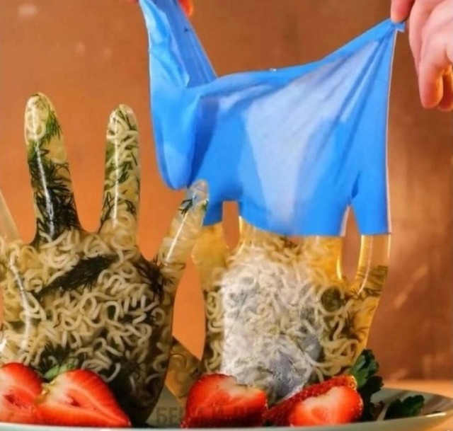 Холодец за ₽4,5 тыс. продаёт «Кофемания». В эту сумму входит 1 кг блюда с хреном и горчицей
