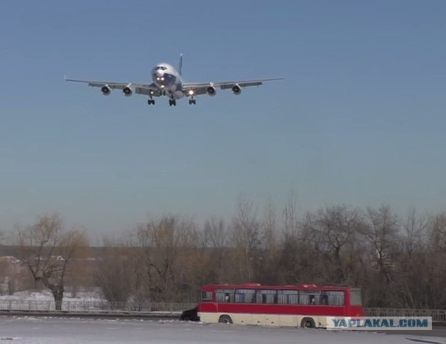 Посадка Ил-96-400Т над городом