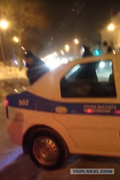 Таксист наказывает двоих за нежелание платить