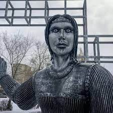 В Ньюарке (штат Нью-Джерси) около здания мэрии поставили двухметровый бронзовый памятник наркоману-рецидивисту Джорджу Флойду