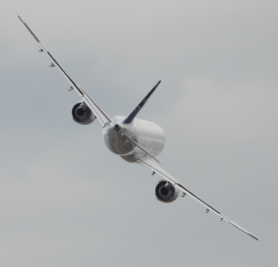 Ростех сообщил о переносе поставок самолетов МС-21 на 2025-2026 годы.