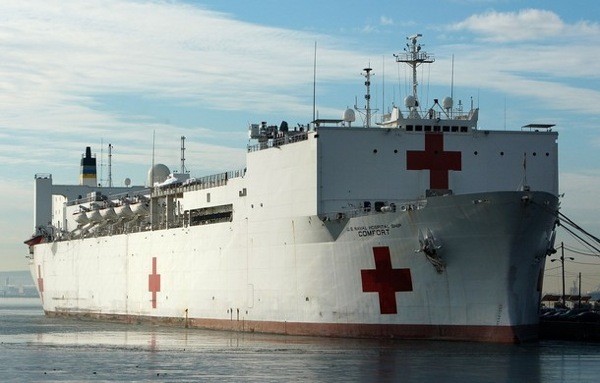 Плавучий госпиталь BMC CША "USNS Comfort" в Гаити