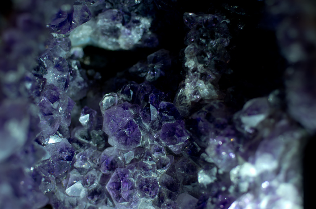 Аметист голубой. Мир минералов. Kristall Minerals черничный джем. Аметист в инфракрасном свете. Кристаллы крупным планом для рабочего стола аметист.