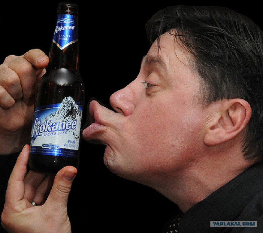 Бутылочка на один глоток забулдыге 9 букв. Алкаш с пивом. Человек пьющий пиво. Пьющие мужики.