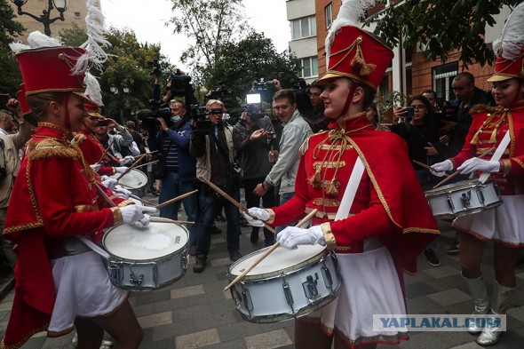 Шаман и барабанщицы: возле Пресненского суда сегодня был балаган... и даже, наверное, цирк