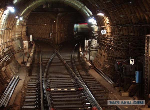 В метро поезд сошел с рельсов (Славянский бульвар)