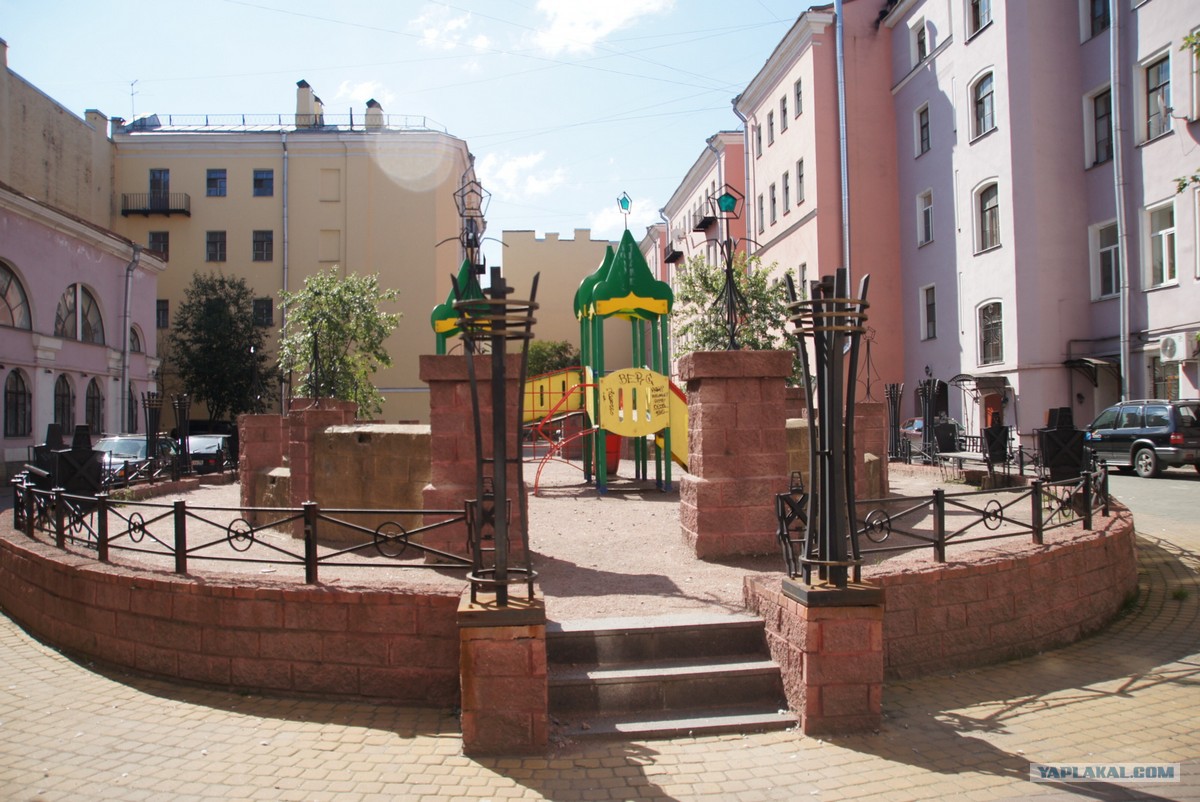 Двор волшебник изумрудного города спб. Изумрудный город новокузнецк. Волшебник изумрудного города замок изумрудный. Ул правды 2-8 изумрудный город. Памятник изумрудному городу в санкт-петербурге.