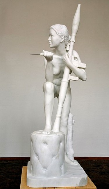 Обнаженные девушки с оружием в руках 16+