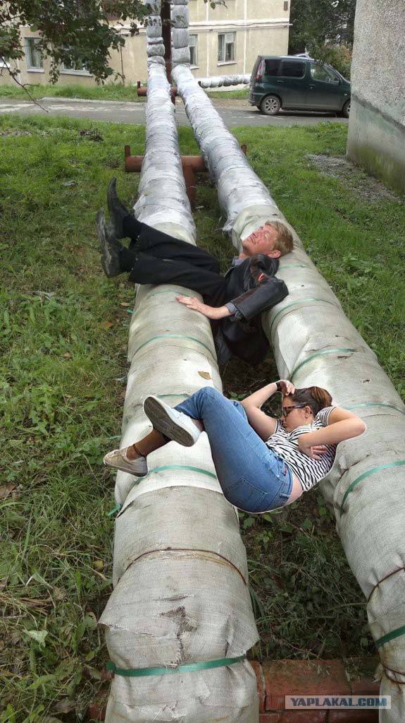 Фотожаба. Девушка просто уснула в кресле в универе
