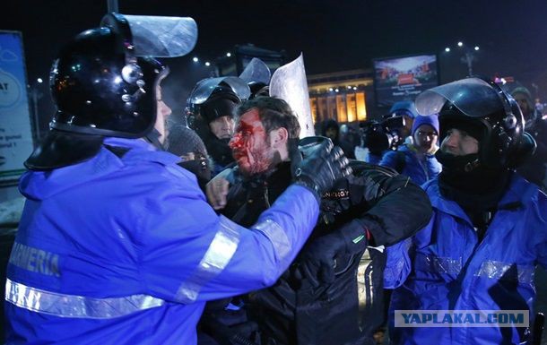 В Румынии 250 тысяч человек вышли на демонстрации против снятия обвинений с коррупционных чиновников