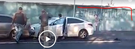 Видео: Неадекват за рулем едва не сжег свою машину и чуть не устроил массовое ДТП