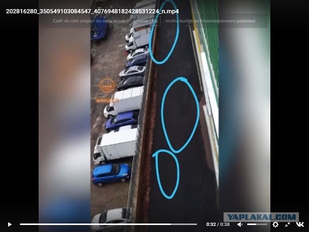 В Красноярске стена упала на автомобили