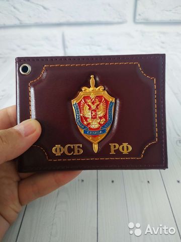 Гражданин угрожал ксивой, бил в стекло, по двери, девушке на парковке за то, что его якобы не пропустили