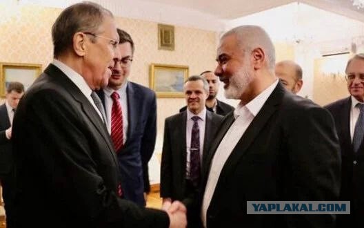 Офицер спецназа инженерных войск показывает захваченное у боевиков оружие и снаряжение