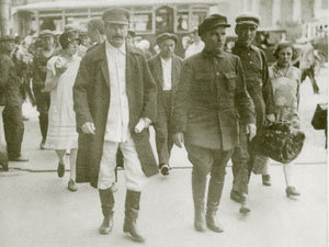 Идёшь такой в 1930 году по тротуару, встречаешь товарища Сталина с товарищем Кировым