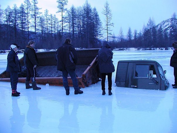 Как на севере достают транспорт из ледового плена