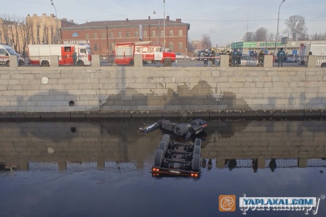 В Питере в реку упал бензовоз с мазутом