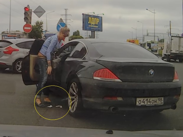 Одна Киска на ВАЗе бортанула другую Киску на тонированном BMW... Что делать?