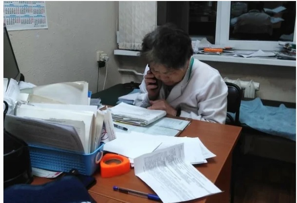 В южно-сахалинской поликлинике 79-летняя терапевт принимает пациентов до 23:30, работая без медсестры