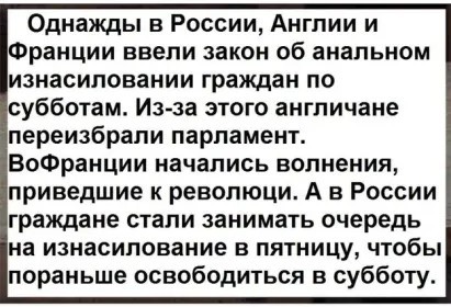 Французские врачи и медсестры демонстративно выбрасывают свои халаты перед больничным центром в ходе митинга.