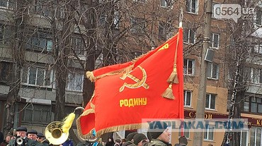 В Кривом Роге нацгвардейцы вышли на парад с советскими флагами
