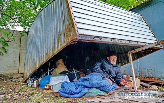 Бомж гараж. Люди живут в гараже. Жить в гараже. Алкаши в гараже.