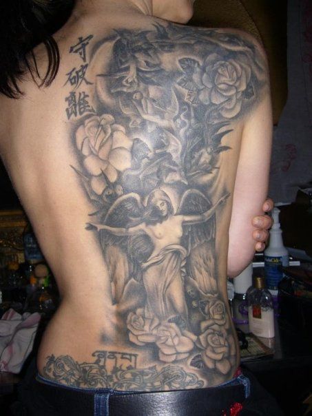 Девушки с татуировками. Одетые и не совсем.