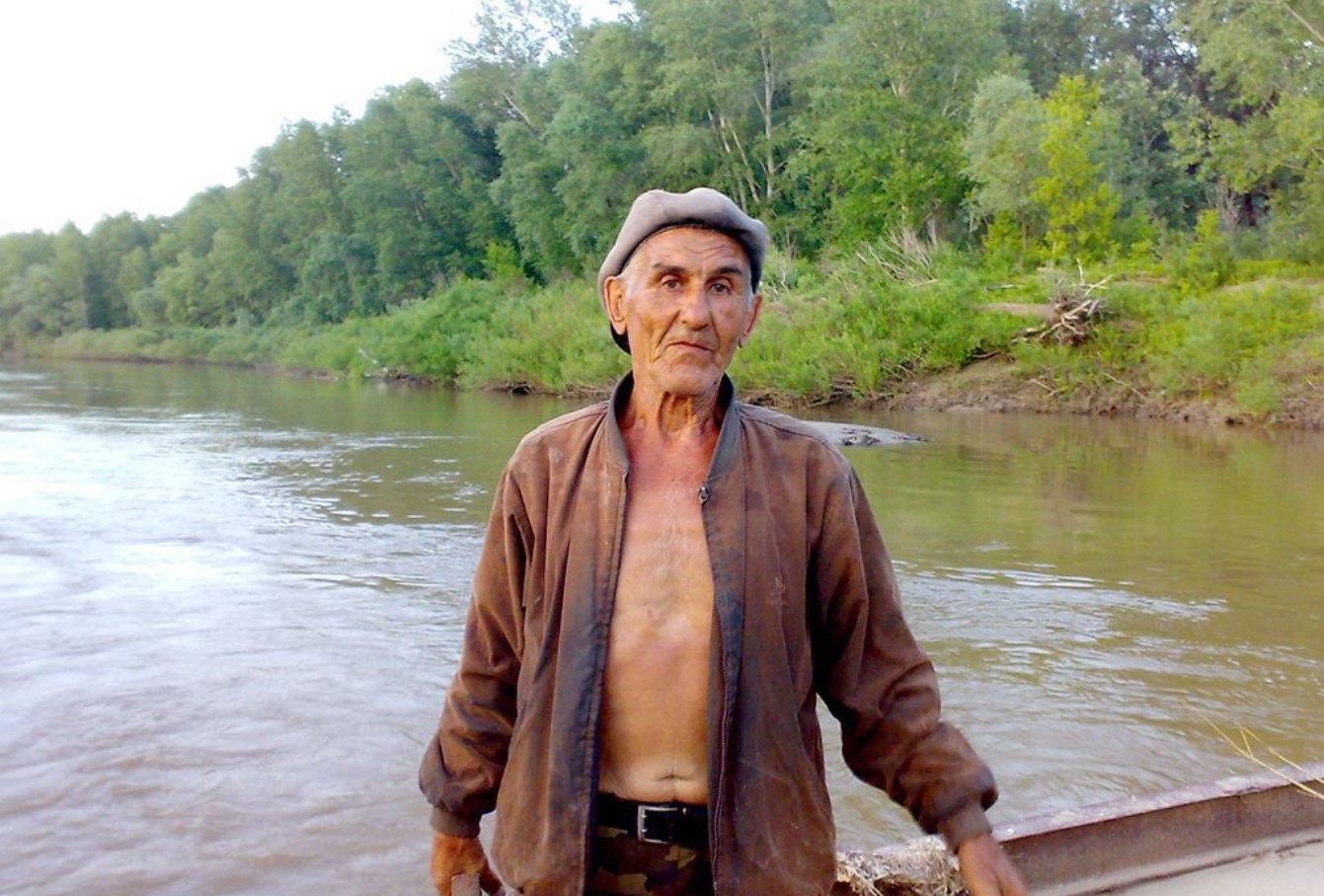 Мужчина через реку