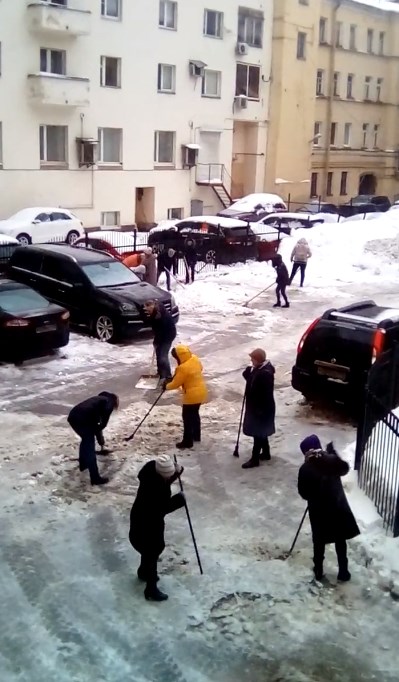 Не убрал вовремя машину при сбросе снега - ты ее потерял! Теперь она уничтожена работниками ЖЭС!