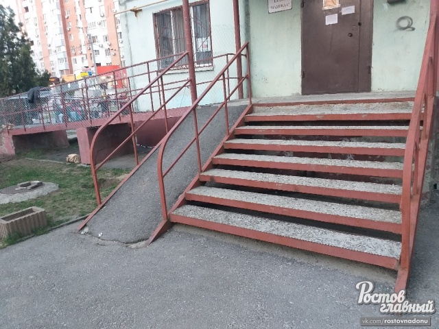 В Ростове-на-Дону пандус для инвалидов зашили металлической сеткой