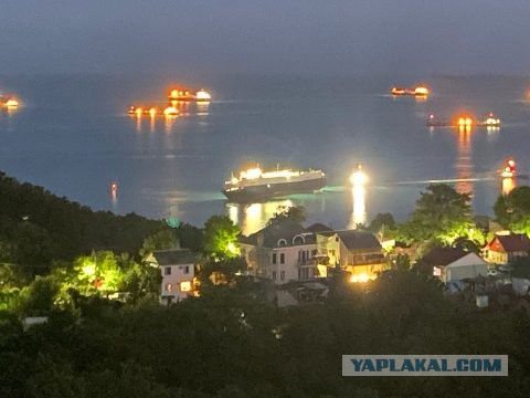 В Краснодарском крае в районе Туапсе судно из Камеруна село на мель и теперь, кажется, может надолго застрять в Чёрном море