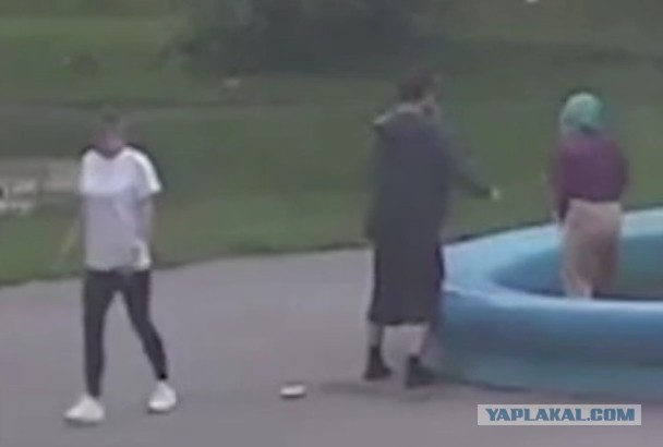 В Каменске-Уральском двое мужчин попытались утопить девушку в фонтане из-за голубых волос
