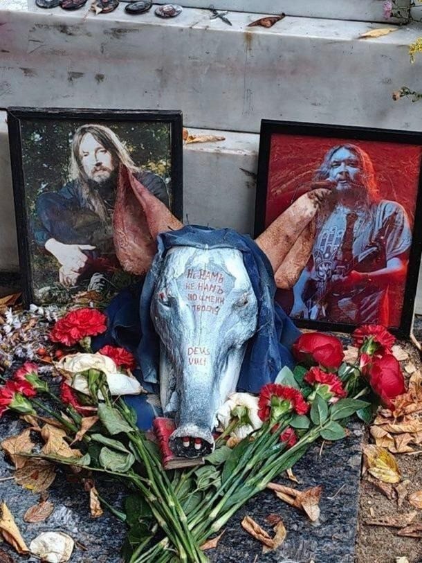 Свиную голову с надписями на латыни подложили к могиле музыканта Егора Летова в Омске.
