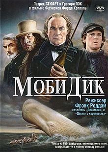 Когда рядом с твоей лодочкой проплывает такая громадина, как-то жалеешь, что вода такая прозрачная