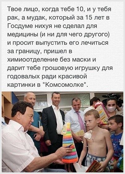 Киевляне принесли пирамидки к посольству России в Киеве
