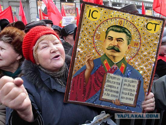 Водители вешали портрет Сталина на лобовое стекло автомобиля